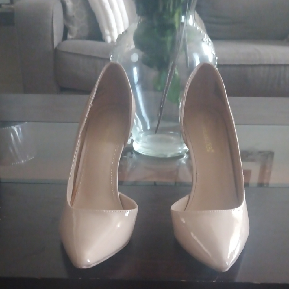 Elegant Nude Pumps. New Without Tags
